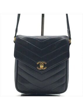 Chanel CC Logo Turnlock Chez Blanc Lambskin Shoulder Bag Navyware